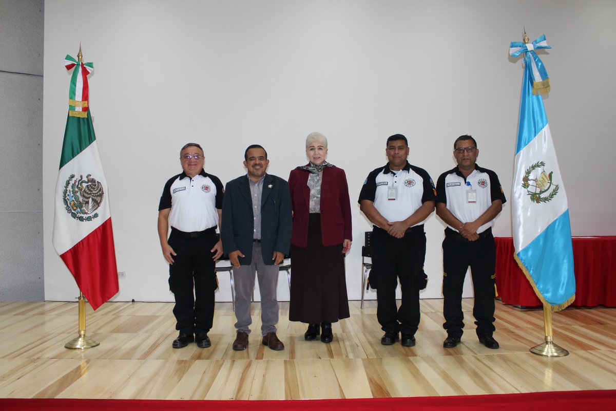 EmbaMexGua's tweet photo. La embajadora @banos_elena  entregó reconocimientos a  los asistentes a la capacitación de primeros auxilios básicos, evacuación por emergencia, uso de extintores y manguera contra incendios, que impartieron
@BVoluntariosGT  al personal de la @EmbaMexGua https://t.co/WqIUn3YGwx