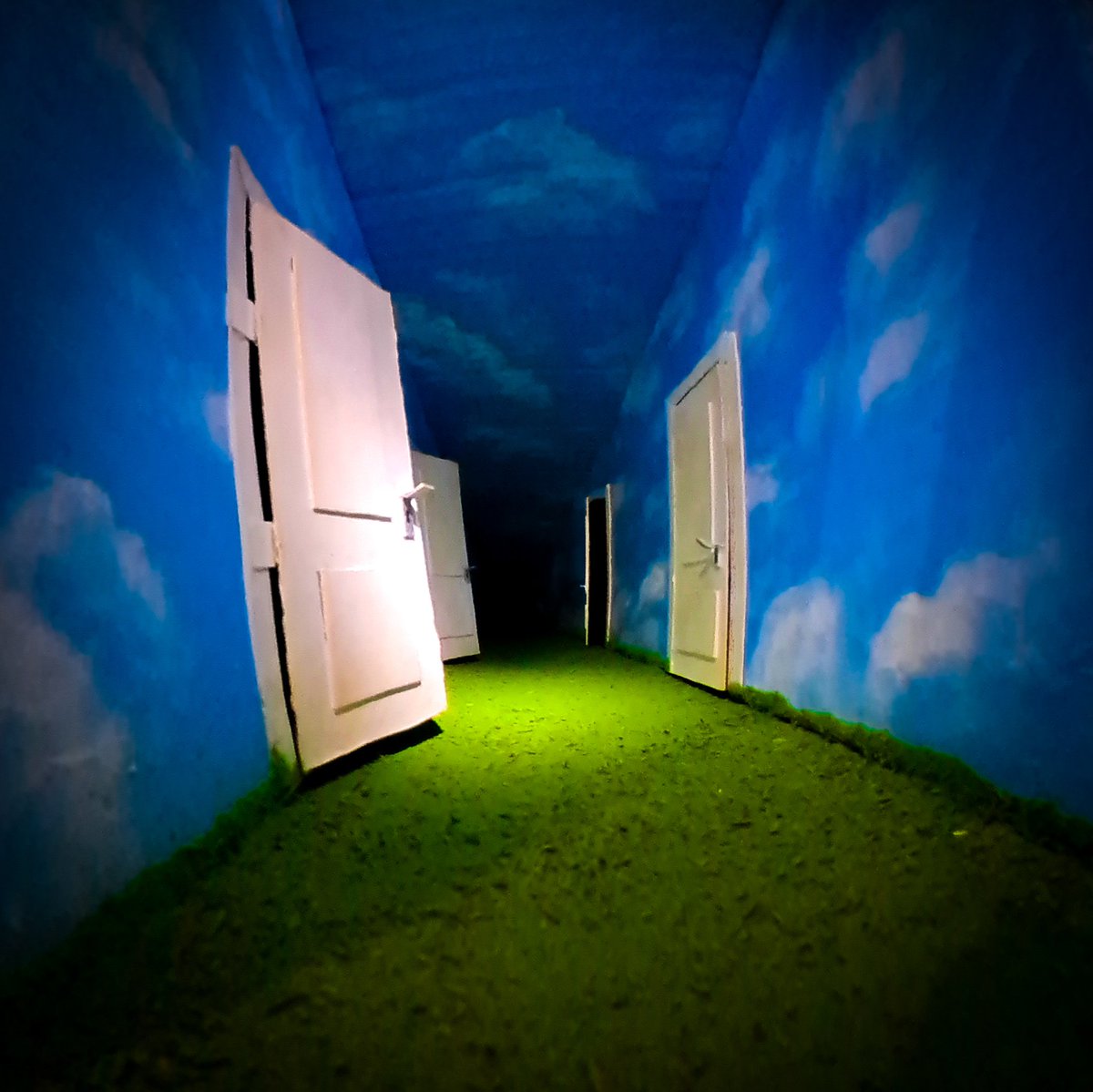 nimesvlida's tweet photo. ⋆‧°𓏲ּ𝄢 miniature dreamscape ☁︎⋆.˚
#art #diorama #backrooms https://t.co/H8yPmlkB7H