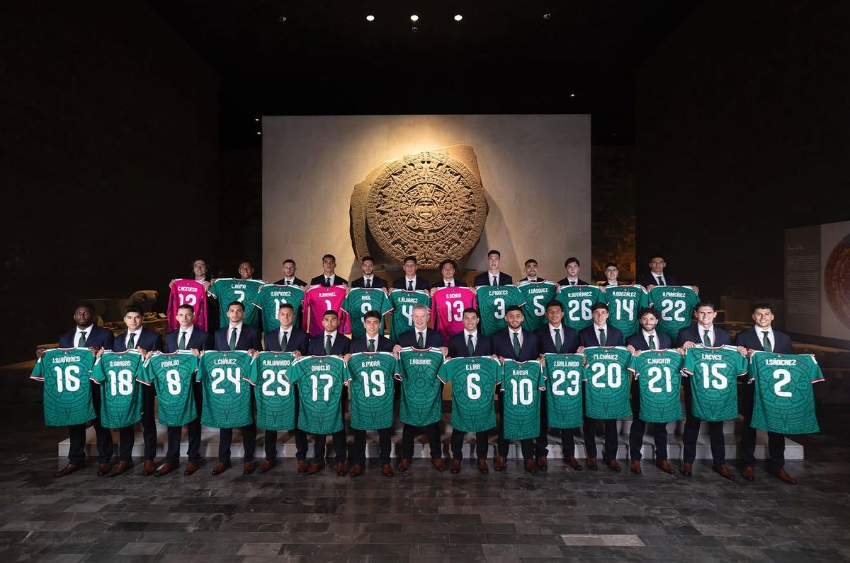 Art6to's tweet photo. �� Selección Mexicana presenta su fotografía oficial rumbo al Mundial

La Selección Mexicana dio a conocer su fotografía oficial para la Copa Mundial, imagen que reúne a los jugadores convocados, al cuerpo técnico encabezado por Javier Aguirre y a directivos.

La postal marca el inicio de la cuenta regresiva para el debut del Tricolor en el partido inaugural del Mundial, donde México será uno de los países anfitriones junto a Estados Unidos y Canadá.