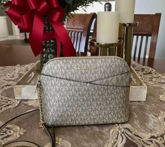 Red_One_01's tweet photo. This Price For Michael Kors Bag!!!!😱😱 CAN'T WAIIIITTT TOO GEEET MIIINEEE ❤❤❤🔥
https://t.co/ZmmTRVO4Xl https://t.co/yYGPU2Dem3