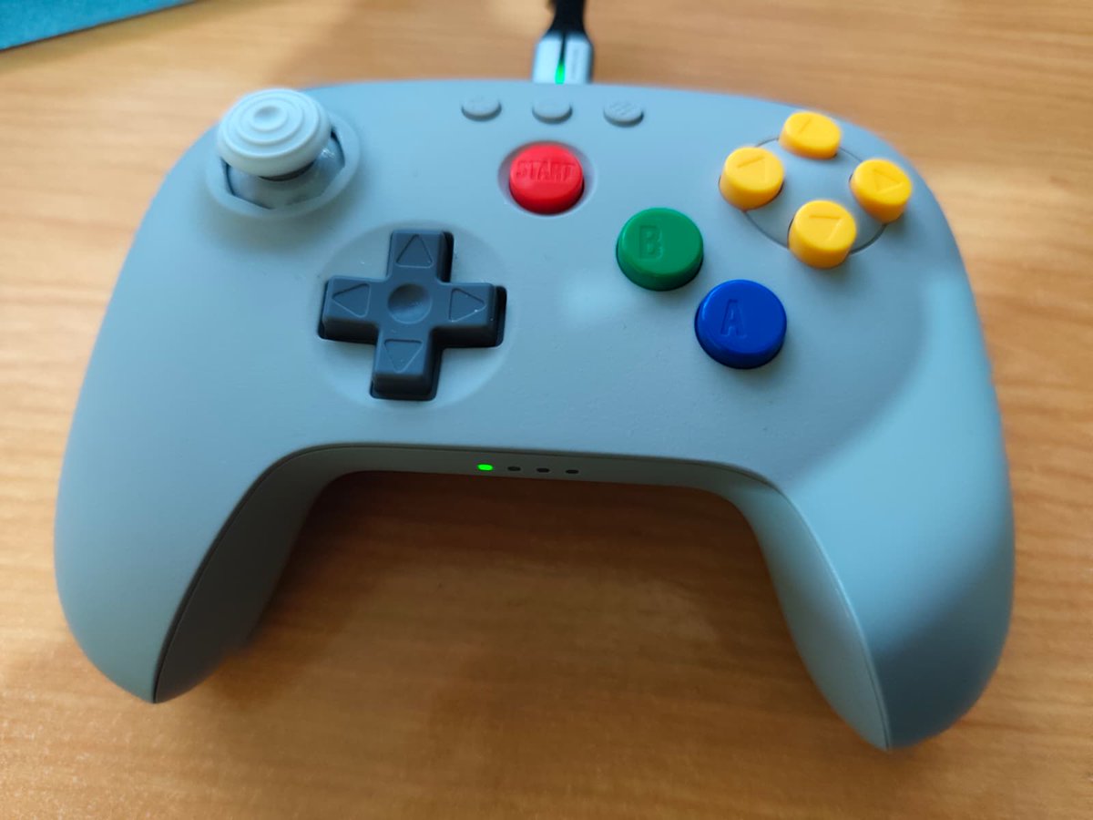 NeonZoux's tweet photo. Mucha coña con Nintendo 64, pero ahora que estoy rejugando parte de su catálogo con esta maravilla de mando, recuerdo que alberga varios de los mejores juegos de acción de la historia:

- Perfect Dark
- Jet Force Gemini
- Star Fox 64
- Sin &amp; Punishment
- F-Zero X
- Doom 64 https://t.co/1s6GZgh9ii