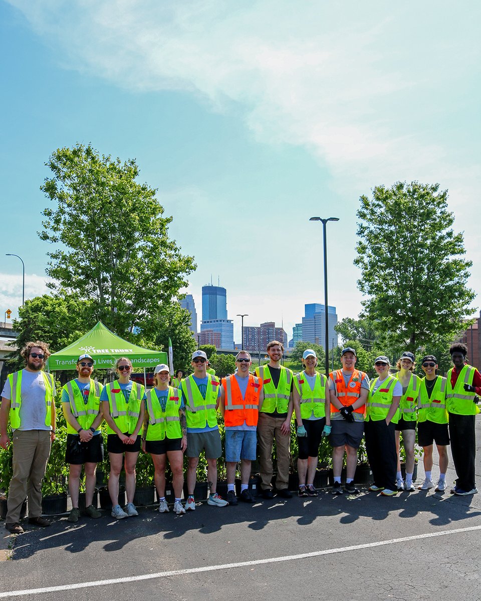 TreeTrust's tweet photo. Thank you to the @TreeTrust volunteers from Land O'Lakes, Inc. and @EverlightSolar who helped us set up for the @CityMinneapolis spring tree sale! Some 1,100 trees and shrubs were unloaded and positioned at @DunwoodyCollege last week to prepare for pick-ups over the weekend! 🌳 https://t.co/exBloFCb5X