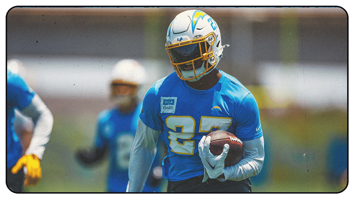 Eric_L_Smith's tweet photo. 3 Observations from Tuesday's #Chargers OTA practice.

A stellar day for the defense while Justin Herbert gets some rest. ⬇️

https://t.co/LMVhiWamVC https://t.co/Lh9RxsODl1
