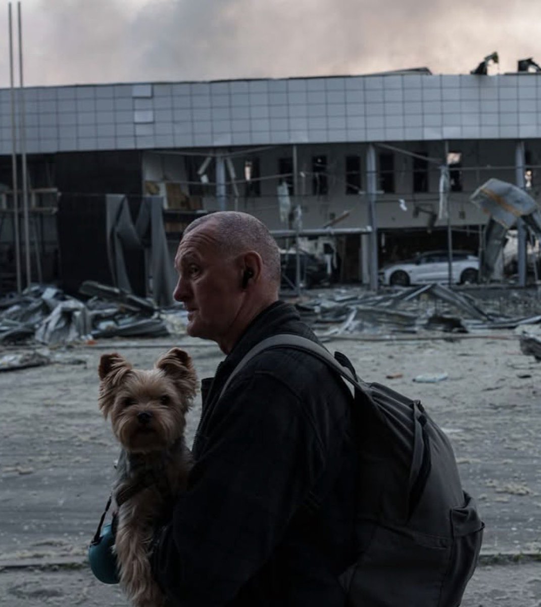 MarcoFattorini's tweet photo. Putin non è mai stato così debole. Dopo 4 anni di una guerra che doveva durare 3 giorni, le forze armate ucraine resistono ogni notte a droni e missili, riconquistano territori e bombardano decine di raffinerie russe arrivando a Mosca. Allo zar non resta che sparare sui civili.

(Foto di Evgeniy Maloletka)
