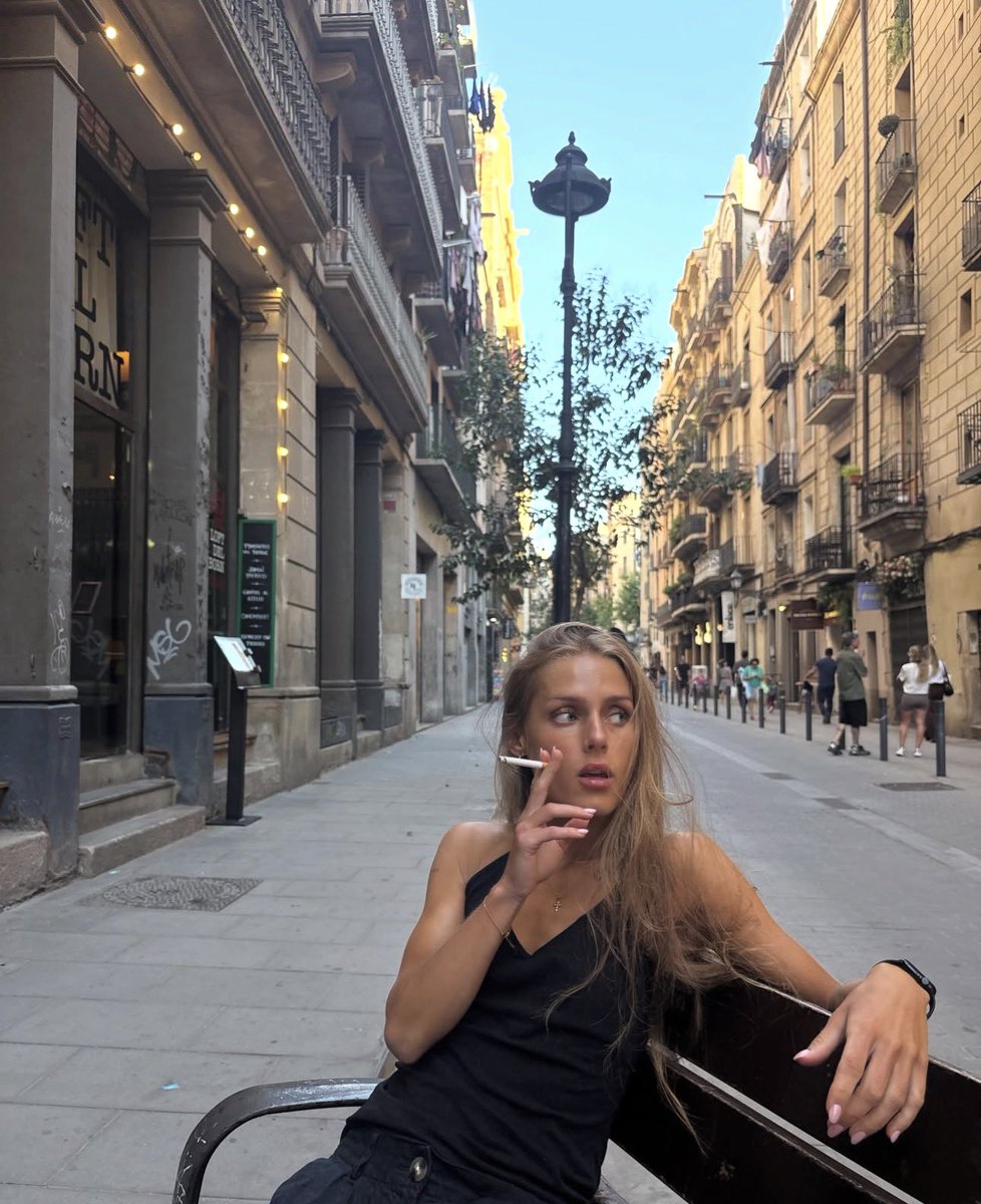 cig1998's tweet photo. 🚬 #smokingfetish https://t.co/cT4KDAesiy