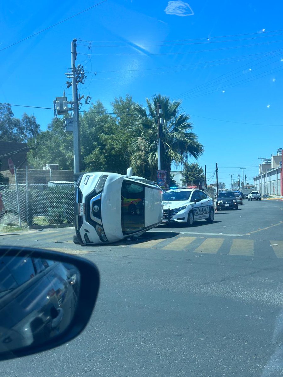 kyAlislove's tweet photo. No se puede estacionar así, señor https://t.co/LdhVt1LLAI