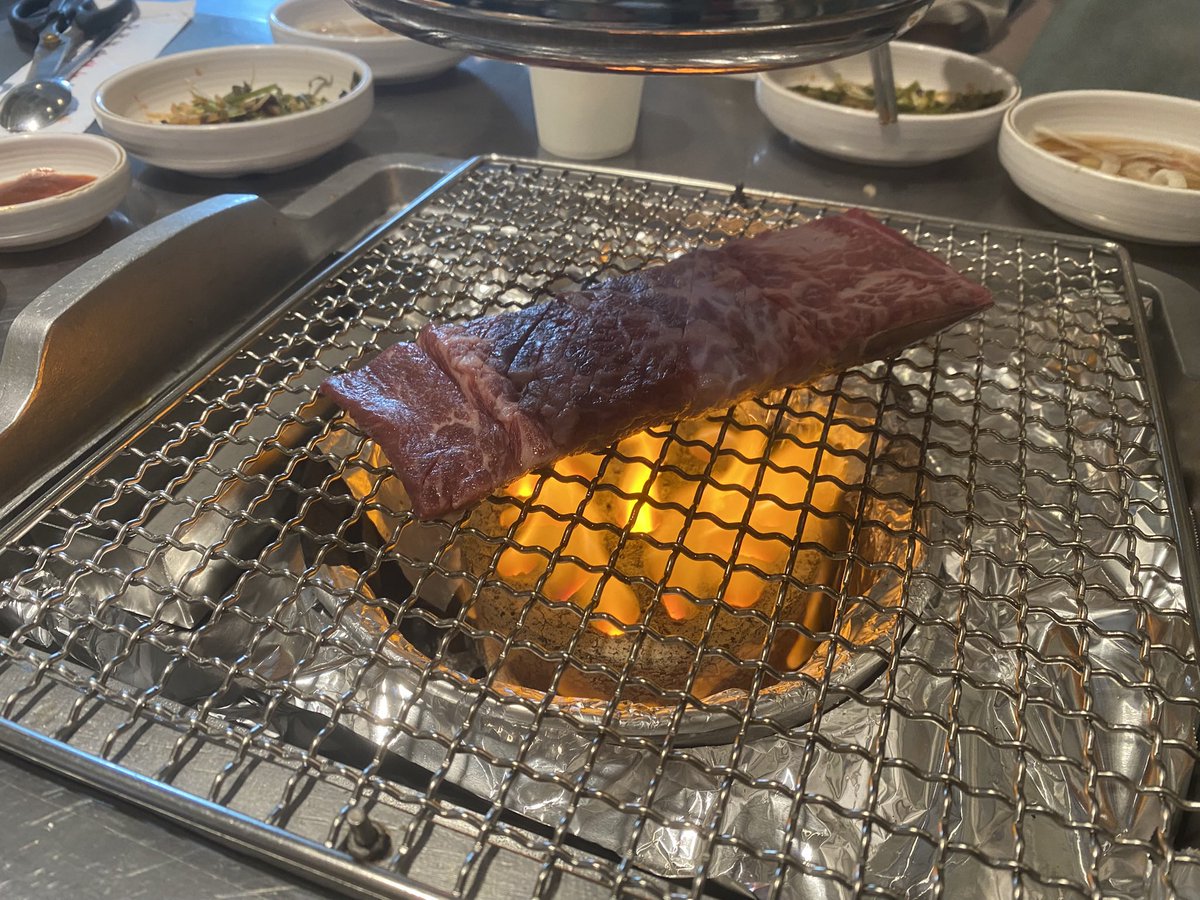 Posada_1020's tweet photo. 韓國不能錯過的韓式烤肉，真的好爽喔～但我姊夫忘記我不能吃洋蔥～加上韓國沒有什麼��菜只有小菜裡面又有洋蔥，隔天起床肌肉大酸痛，起床直接吃一個過敏藥，然後紅紅的那碗是生牛肉冷麵，上面的生牛肉甜甜的配上下面酸酸涼涼的冷麵，吃一次真的會愛上了生牛肉冷麵，台灣如果有我一定吃爆
#教官吃不到 https://t.co/VtHF9LdTiJ