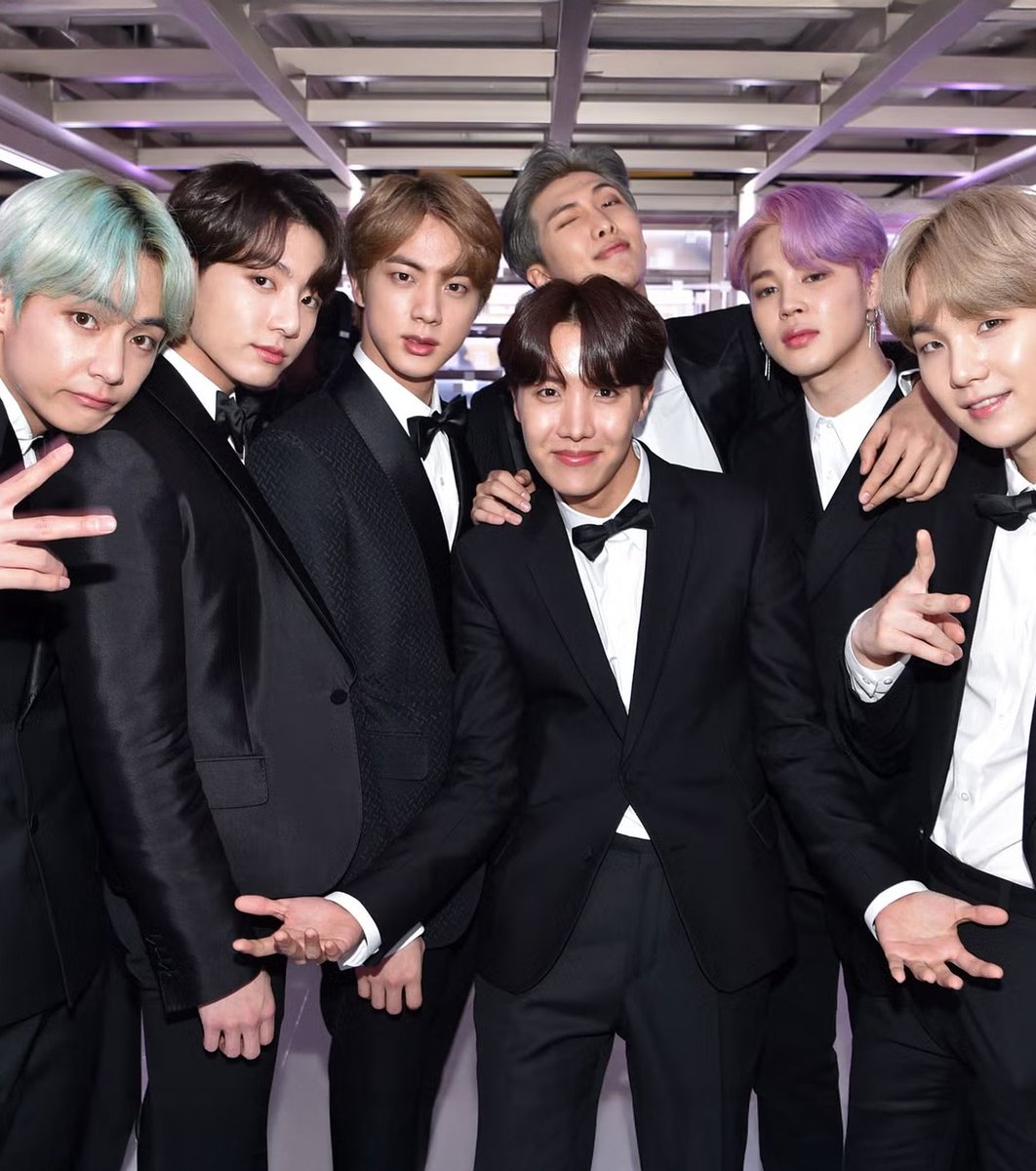 Textcontextt's tweet photo. Kanye West ve BTS İstanbul'da feat konser yapacak. https://t.co/du9LFD8G4O
