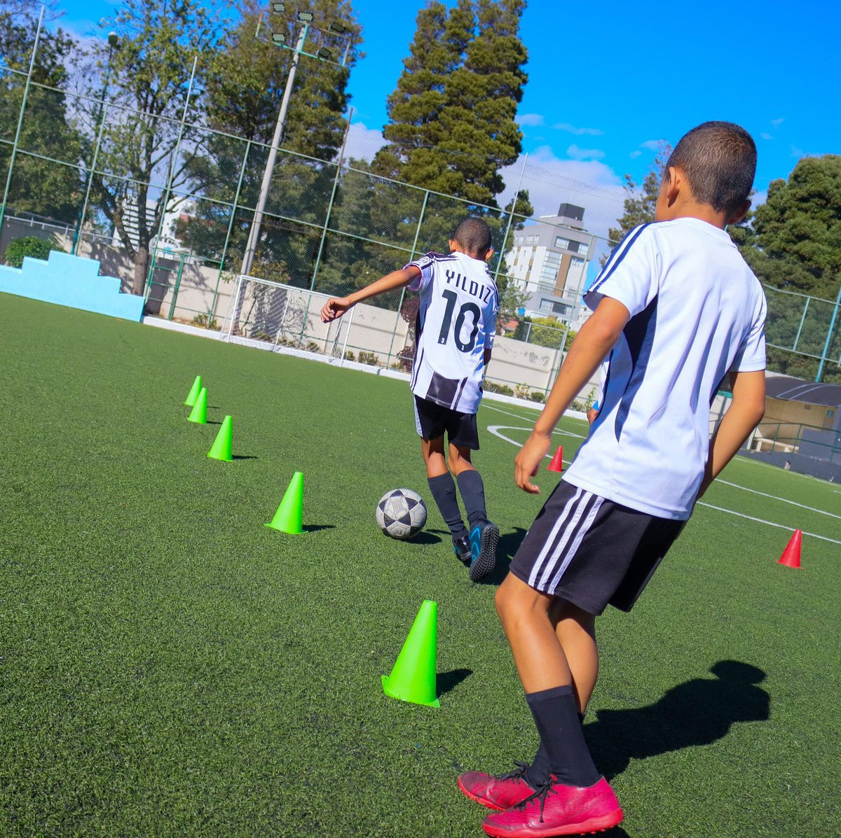 DeporteEc's tweet photo. ⚽🇪🇨¡Una jornada llena de alegría, energía y pasión por el deporte!

El viceministro del Deporte, Roberto Ibáñez, compartió con niñas, niños y jóvenes de #VamosALaCancha del Centro Activo, quienes participaron en dinámicos retos deportivos para ganar las camisetas de La Tri.🎽 https://t.co/ZBbeIc0ozW
