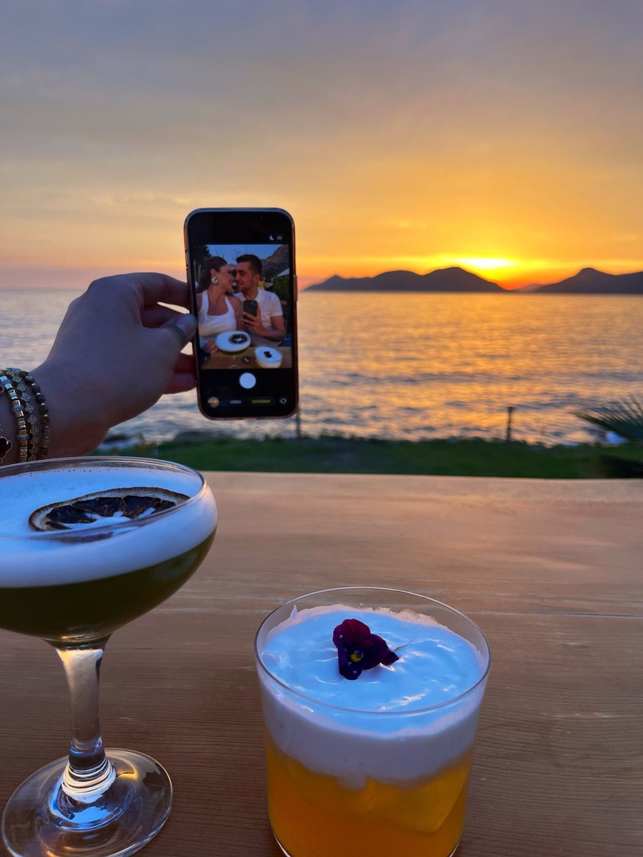 esrasenn35's tweet photo. 🌅👩‍❤️‍💋‍👨 https://t.co/mZT48Zl2Gy