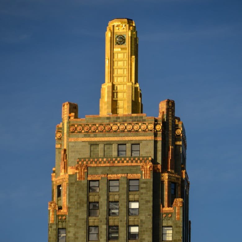 JakeMRichards's tweet photo. @dccockfoster One of my favourites is the Carbide &amp; Carbon Building.

It is said to be designed to resemble a champagne bottle—dark green terracotta for the glass, gold leaf at the crown for the foil cap.

An Art Deco monument to the Roaring Twenties. https://t.co/cVp0ONZXNG