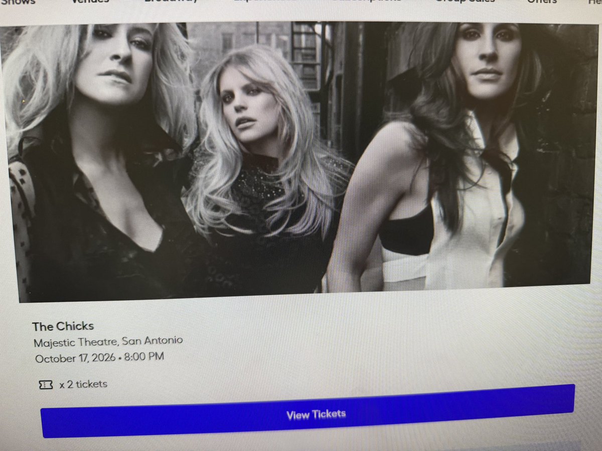 SAPaige's tweet photo. Got ‘em! See you at the @MajesticEmpire, @thechicks! https://t.co/JXBl7LQji1
