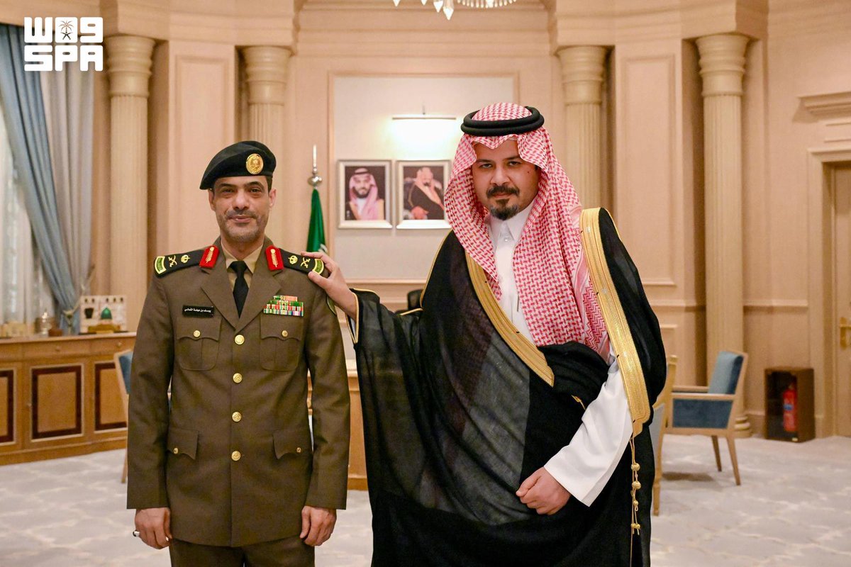 SPAregions's tweet photo. أمير المدينة المنورة يقلّد مدير إدارة مكافحة المخدرات بالمنطقة رتبته الجديدة.
https://t.co/tsv1MhOC2X
#واس https://t.co/CF6rMrzITk