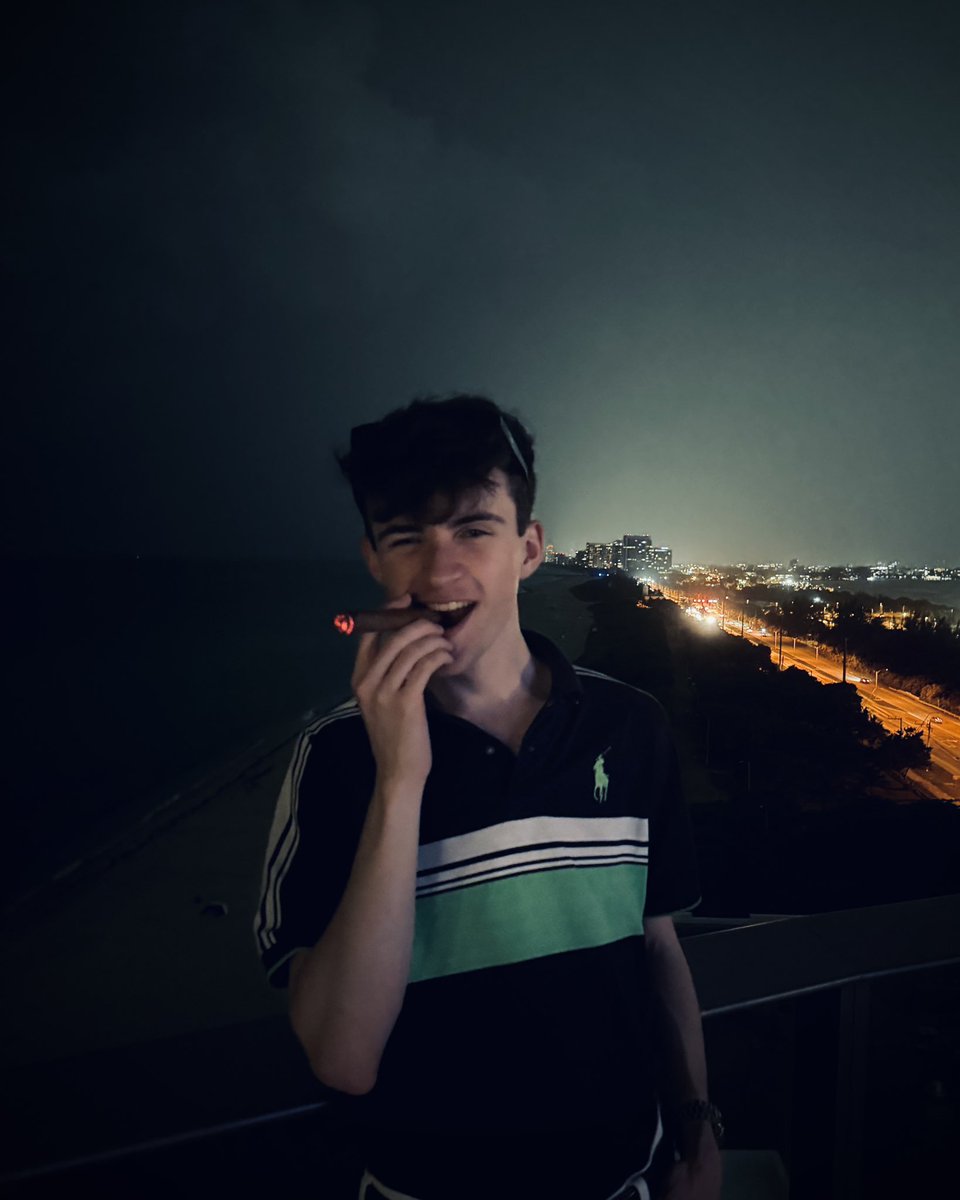 overlordryan's tweet photo. When in Miami 🤷🏻‍♂️ https://t.co/eqzj4qmoMh