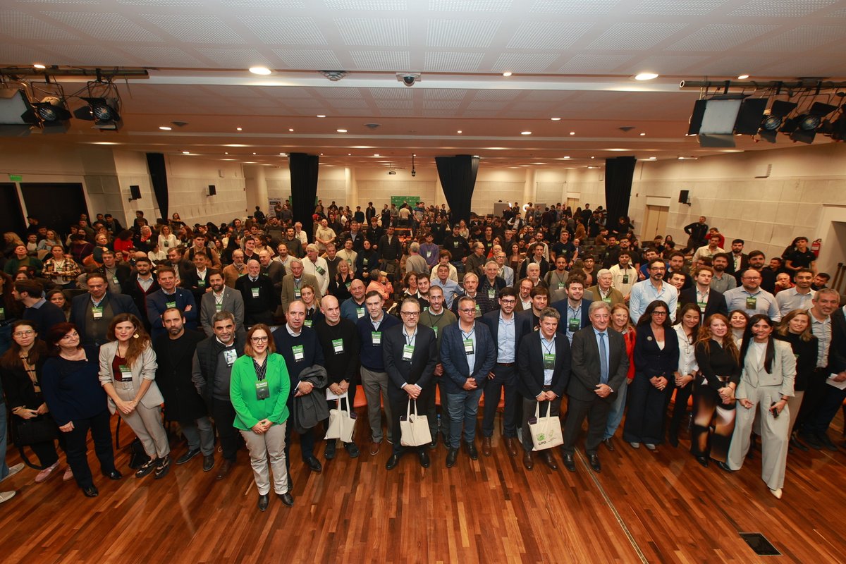 MisionRevista's tweet photo. ¡900 PERSONAS CONSTRUYENDO EL DESARROLLO DE ARGENTINA! 

El Congreso Productivo para el Desarrollo a salón lleno en la FCE de @UBAonline https://t.co/xjeB1SVpPV