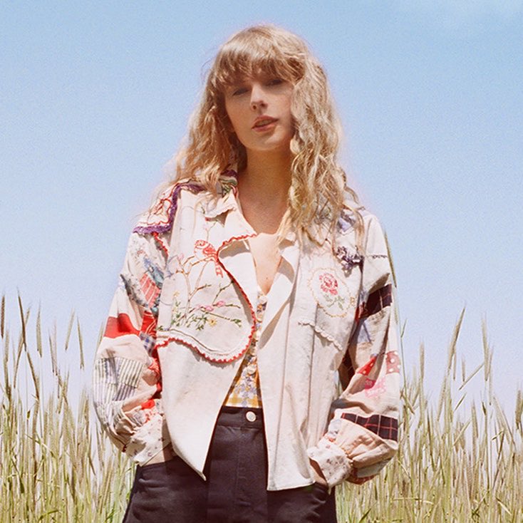 updateswiftbr's tweet photo. Jordan North e Sian Welby, participações especiais na dublagem da versão britânica do filme “Toy Story 5”, falaram sobre a música “I Knew It, I Knew You”, de Taylor Swift.

“Uma das músicas eu lembro de pensar: ‘Ah, me pergunto quem está cantando isso’, porque se destacava, já que o restante é todo Randy Newman! É a história da Jessie, muito focada no universo cowgirl! Quando eles estão na casa, na casa do Blaze, aquela era a música da Taylor Swift.”