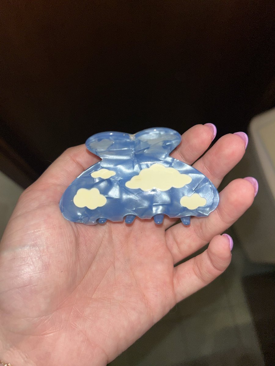 marghi_00's tweet photo. This hair clip looks like she’s about to drop a collab with Toy Story 

#TS #ToyStory5 #TaylorSwift https://t.co/LJO1MTZiYi