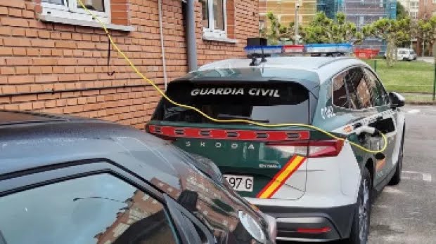 _IGC_'s tweet photo. Dos días enchufado para usar el coche patrulla una mañana: la realidad de los coches eléctricos de la Guardia Civil https://t.co/Yjs4eZl4bn vía @eldebate_com https://t.co/9KKnPL0XrM