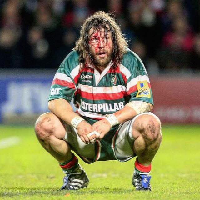 HagoRugby's tweet photo. “Me encantó el rugby más que mi vida.

He tenido muchos problemas físicos en mi carrera, y he jugado lesionado. 

Una vez, con un meñisco roto, entré en el vestuario y me desmayé por el dolor. 

Luego en 2011, descubrí que era celíaco. 

Es difícil de aceptar para alguien que come 11 veces al día. Pero me di cuenta de que muchos males tienen un motivo para curarte. 

Luego en 2015, estoy con la selección en Inglaterra para preparar el mundial.

Me duele la espalda pero quiero jugar, nunca he entrenado tanto, me importa, es mi cuarta copa del mundo, un logro importante. Me dicen que tengo el nervio ciático inflamado, un buen analgésico para el dolor y me voy al campo. 

Juego fatal, llego tarde, me critican y me siento viejo como nunca me ha pasado. 

Me llevan al hospital, me hacen una resonancia y espero los resultados. 

Nadie me dice cómo están las cosas. Encierro a los medicos en una habitación y grito: "o me dicen qué tengo o de acá no salen!". Me hacen leer el informe y descubro que tengo un neuroma en el plexo 

Un tumor en el que los británicos me dan 6 MESES DE VIDA.

No me derrumbe, creo que mientras hablas, jugás, te despertas por la mañana, podes luchar. 

Vengo corriendo a la clínica humanitas en Milán y me dicen que es raro que ese tumor sea maligno, pero la operación será arriesgada porque podría perder el uso de la pierna. 

Me operan, muevo la pierna. 

Un mes después, estoy en la cancha de nuevo. Luego me voy a Cardiff con la nacional, durante el himno lloraba como un niño. 

Lo perdimos. 

Entré en el vestuario y vi a los compañeros más jóvenes, publicando fotos en instagram. 

Yo estaba mal por la derrota y ellos se divertían. 

Me di cuenta de que ya no era mi mundo.”

[Martin Castrogiovanni]

Publicado por Tristan Moziman.

Debe tener 10 años esta nota, pero me encanta y es una de las mejores del rugby.