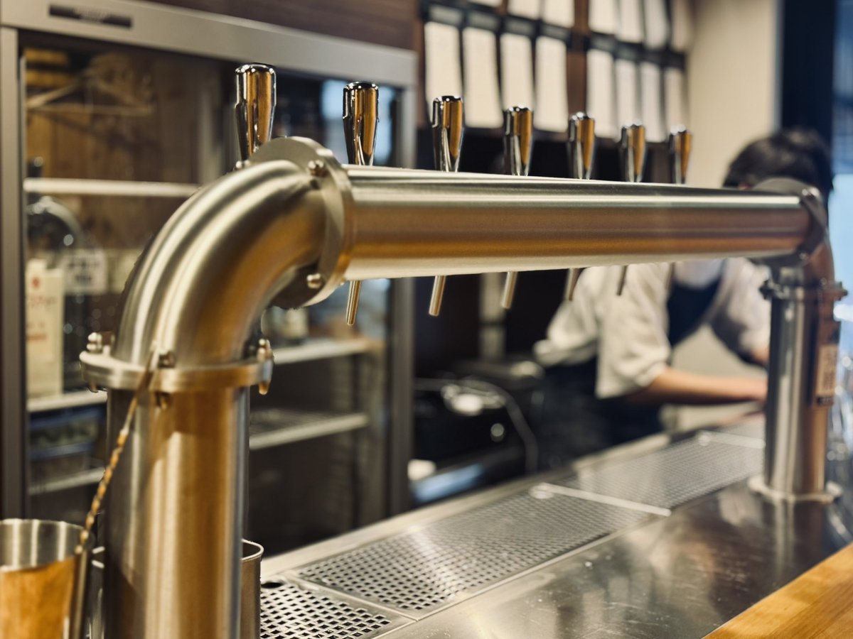 beermaps's tweet photo. 野毛エリアの隠れビールアジト「Draft Stand Basil」 をピックアップ☝🏻スーパードライのうまい樽生が飲めるお店で、国産クラフトビールも常時4TAP提供🍺イタバジ系列だけあってフードも魅力🍝こぢんまりしたカウンター席に、晴れた日はテラス席もおすすめ◎夜遅くまで営業しています😇#ビアマップス https://t.co/9vsCvavMff