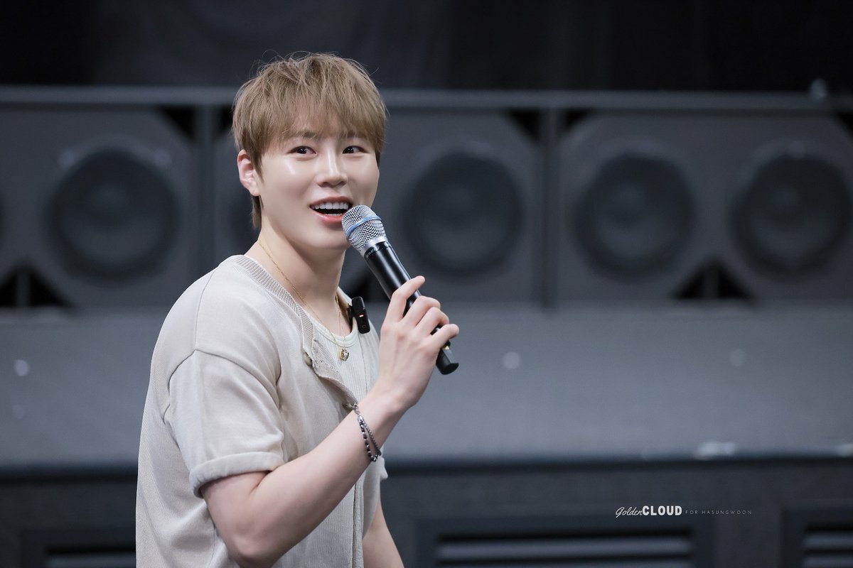 GoldenCloud0322's tweet photo. 260602 
워너원고 막방 무대인사 

#하성운 #HASUNGWOON #워너원 #WannaOne https://t.co/EeGJKM2HP5