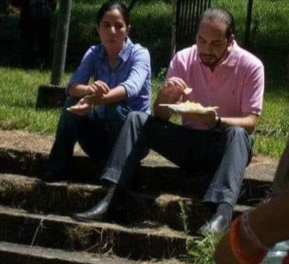 TomEllis_28's tweet photo. @angelmorillop @EmmaRincon En efecto, antes era un pobre diablo comiendo en la calle, flaco, quedándose calvo, algo desnutrido; Hoy en avión privado, limocinas, propiedades y casas de lujo tanto él como su familia, le cambió la vida llegar a presidencia por eso no se quiere salir 💰😎 https://t.co/sqxlOeO3ea