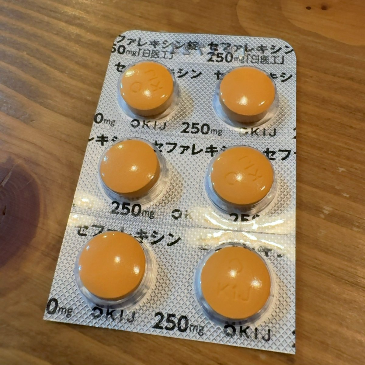 fumimed's tweet photo. セファレキシン、仕事でカプセル扱ってたからか臭うイメージなかったけど、自分に処方されて飲んでるのが錠剤だからか、ちょっと特異な臭いがするな…初めて知った https://t.co/YjB9sSwqFj