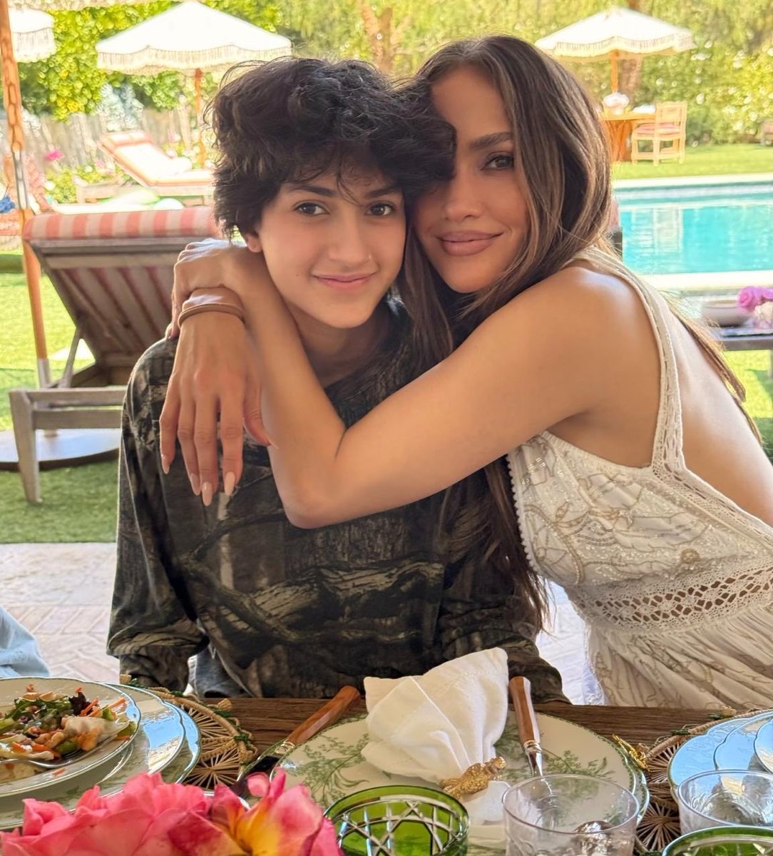 bchartsnet's tweet photo. MÃE! 🏳️‍🌈 Filho de Jennifer Lopez adota novo nome e passa a se chamar Oskar. Adolescente não-binário que foi apoiado e apresentado por JLo ainda como Emme em 2022, agora conclui o Ensino Médio com troca de nome para Oskar Muñiz, segundo a Folha. https://t.co/ZVWTTSQS0Z