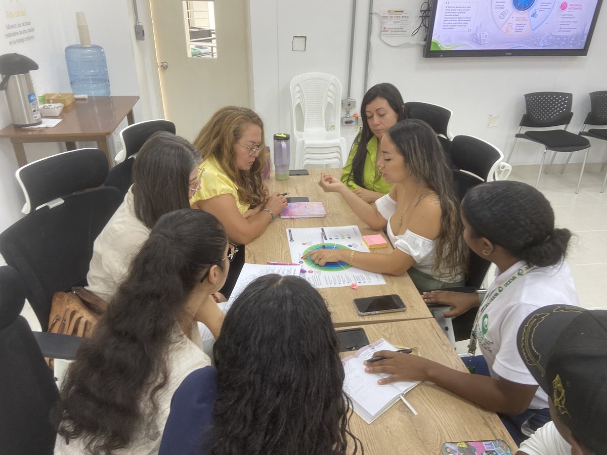 ucevacol's tweet photo. 📊✨ Se llevó a cabo el Taller de Futuros, del programa de Contaduría Pública de la UCEVA, un espacio de construcción colectiva que reunió a egresados, empresarios, docentes y estudiantes para reflexionar sobre los desafíos, tendencias y oportunidades que marcarán el futuro de la profesión contable.

Esta iniciativa, desarrollada en articulación con la Fundación Universitaria del Área Andina, permitió analizar temas estratégicos como la inteligencia artificial, la transformación digital y las nuevas competencias que demanda el entorno laboral, aportando al fortalecimiento de la formación de los futuros contadores públicos.

Agradecemos a todos los participantes por sus valiosas contribuciones, compromiso y visión, que enriquecen el mejoramiento continuo del programa y fortalecen su camino hacia la acreditación en alta calidad. 🎓🤝