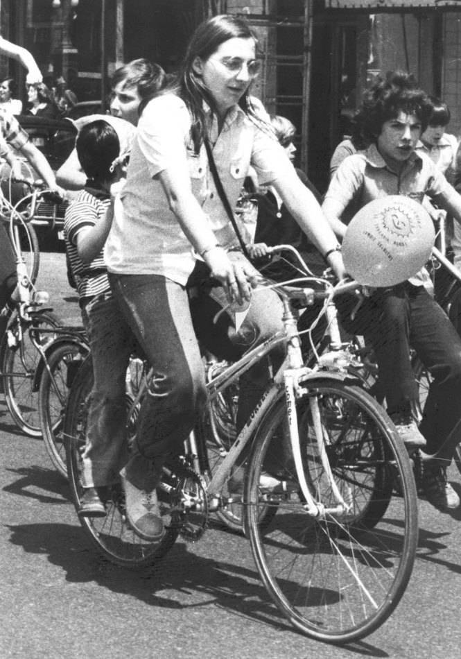 outsidersesp's tweet photo. Un 3 de junio como hoy, pero de 1979, la activista ecologista de 23 años Gladys del Estal Ferreño es asesinada por un Guardia Civil durante el trascurso de una manifestación anti nuclear en Tudela, Navarra.

Tras la convocatoria de una jornada anti nuclear internacional, una manifestación de miles de personas recorre Tudela para pedir la paralización de la construcción de la central de Lemoniz.

Durante la comida organizada tras la marcha, la Policía Armada carga brutalmente contra los asistentes obligándoles a cruzar el puente que los sitúa ya fuera de la localidad.

Al otro lado del puente se inicia una sentada. La Guardia Civil se encarga ahora de los manifestantes. Un disparo de uno de ellos a escasos 3 centímetros de Gladys entra directamente por su nuca y acaba con la vida de la joven.

Durante los días siguientes, movilizaciones, manifestaciones y enfrentamientos de protesta se suceden en toda Navarra y Euskadi.

En 1981 el guardia civil Martínez Salas tú condenado a 18 meses de prisión.

Solo dos meses después de ser sentenciado, y sin haber pisado tan siquiera la cárcel, el asesino Martínez Salas sería condecorado con la Cruz del Mérito de la Guardia Civil por el gobierno de la UCD.

En 1992 el de Felipe González le otorgó la Cruz del Mérito Militar.

Por su parte hasta el día de hoy el Estado español no ha realizado  ninguna acción de reconocimiento a la víctima de la violencia policial, Gladys del Estal.