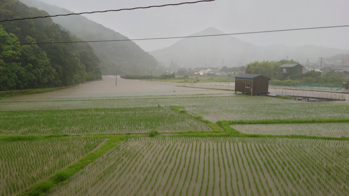 Team_Updatcd's tweet photo. 氾濫しはじめたぁー💦
でも、🌀は通り過ぎそう😮‍💨 https://t.co/nvv2h17mvx
