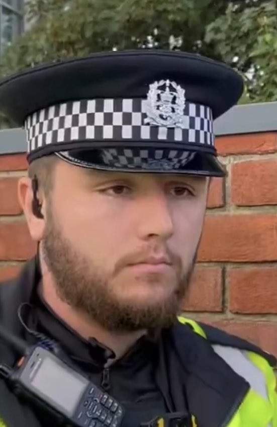Babygravy9's tweet photo. The absolute state of the British police. https://t.co/H1Y0QnUkOk