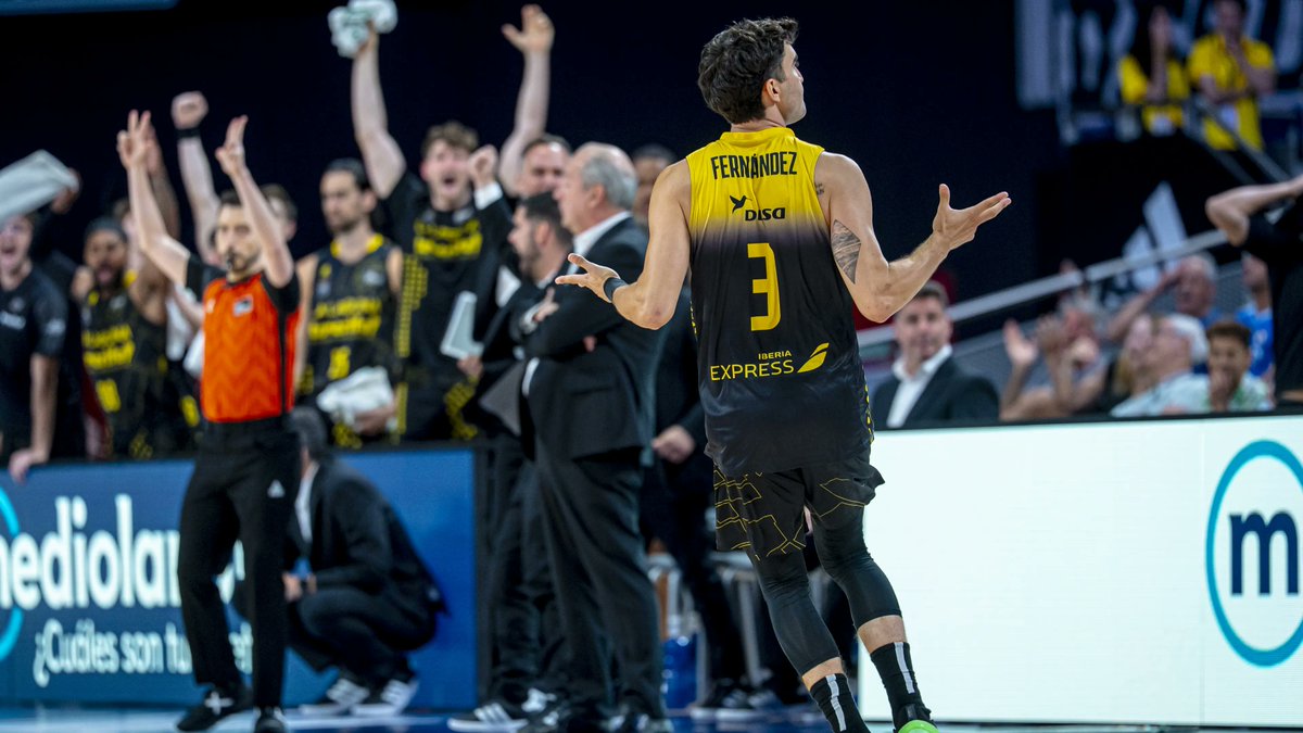 SuperManagerACB's tweet photo. 😱 Por primera vez en 18 AÑOS, el 8º clasificado del #PlayoffLigaEndesa consigue ganar en la pista del 1º.

👉No se veía una gesta igual desde los cuartos de final del 2008 con el Unicaja de precisamente Sergio Scariolo.

El triple de @jaimefb44 ya es HISTORIA del @CB1939Canarias.