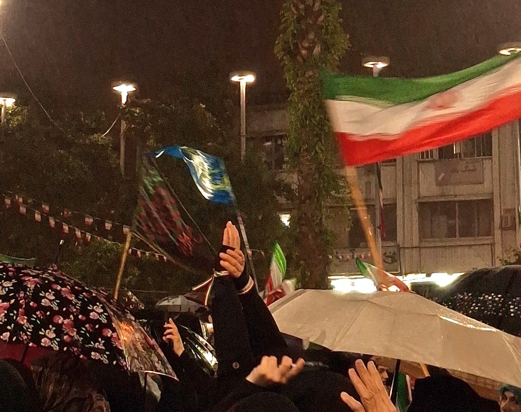 ameneh132's tweet photo. ؛
[ما همه از تبار سلمانیم
با علی مانده‌ایم و می‌مانیم..]
#لبیک_یا_خامنه_ای https://t.co/80T0JFMMw2