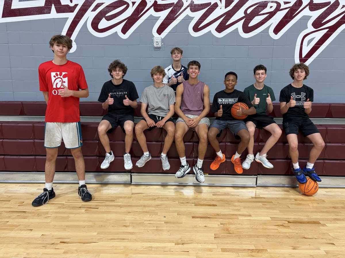 MagBasketball's tweet photo. Proud of this group for volunteering their time to come share with our future bulldogs! The joy on our campers face when they hear these guys cheering them on is priceless! #WeHoop and #WeServe @MagISDAthletics @MagnoliaHighTX @MagnoliaISD https://t.co/loXnOuaOAV