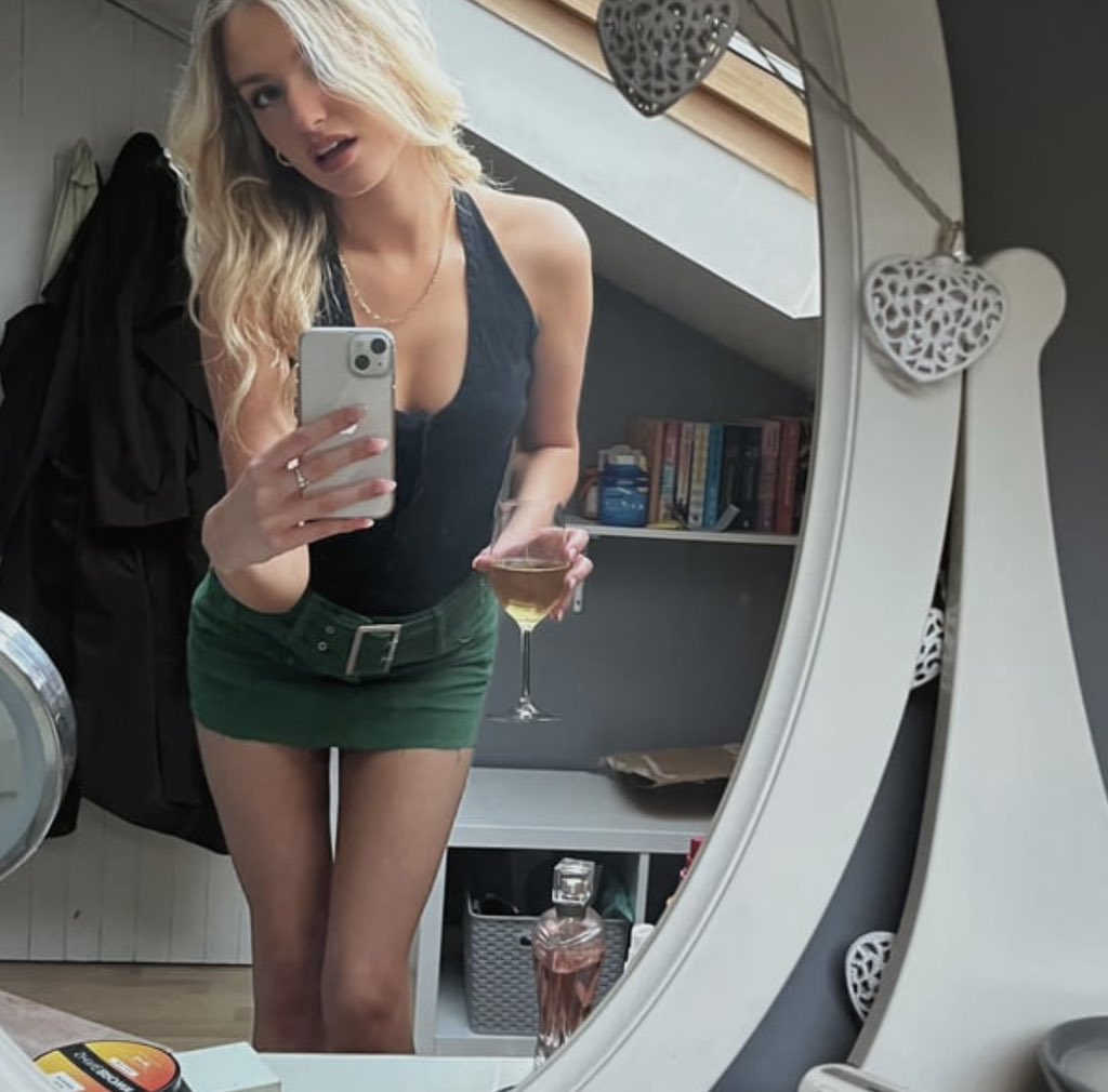 cloisfav's tweet photo. te amamos aoife https://t.co/RyNCUwNU2Z