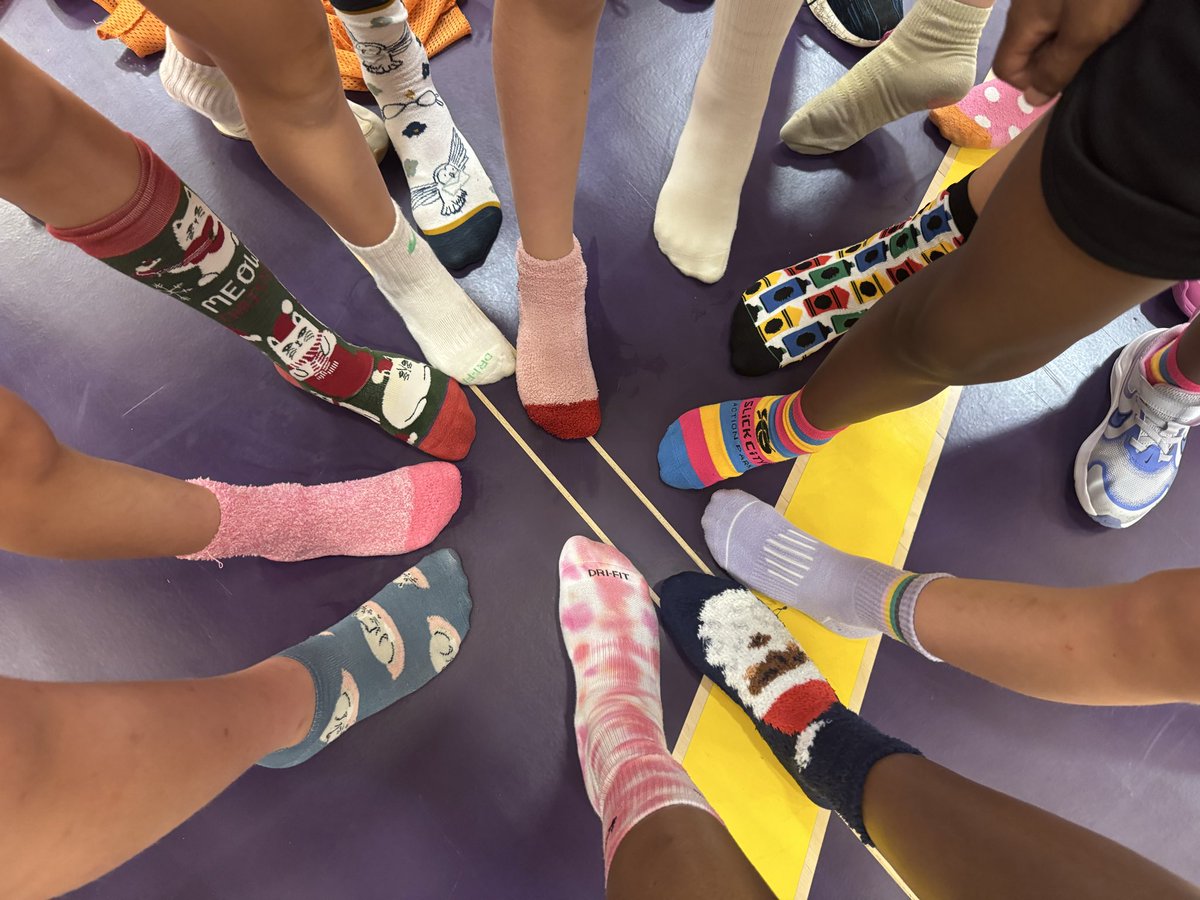 LE_HOOPS's tweet photo. Rich Energy, 🔥popsicle break, &amp; crazy 🤪 🧦 ‼️ @RichardsonHS1 #richenergy #camp4champs https://t.co/grPFTX7Diw