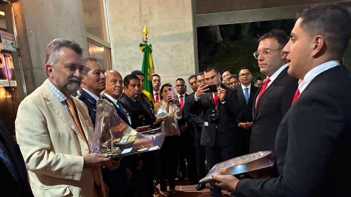 EmbaMexBra's tweet photo. Recibimos con gusto a la delegación de la Escuela Superior de Guerra de la SEDENA. El Embajador @cgarciadealba compartió con la delegación una visión general de las relaciones bilaterales México–Brasil, así como la historia y la arquitectura de nuestra sede diplomática. 🇲🇽🇧🇷 https://t.co/AySdBfaldn