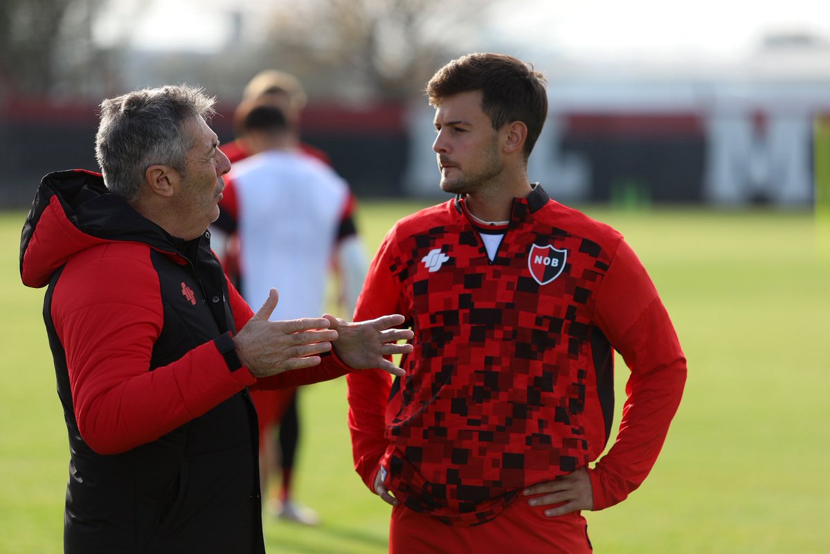 Newells's tweet photo. Martes en el Centro Griffa 👊🏼 https://t.co/8isJ67adR0