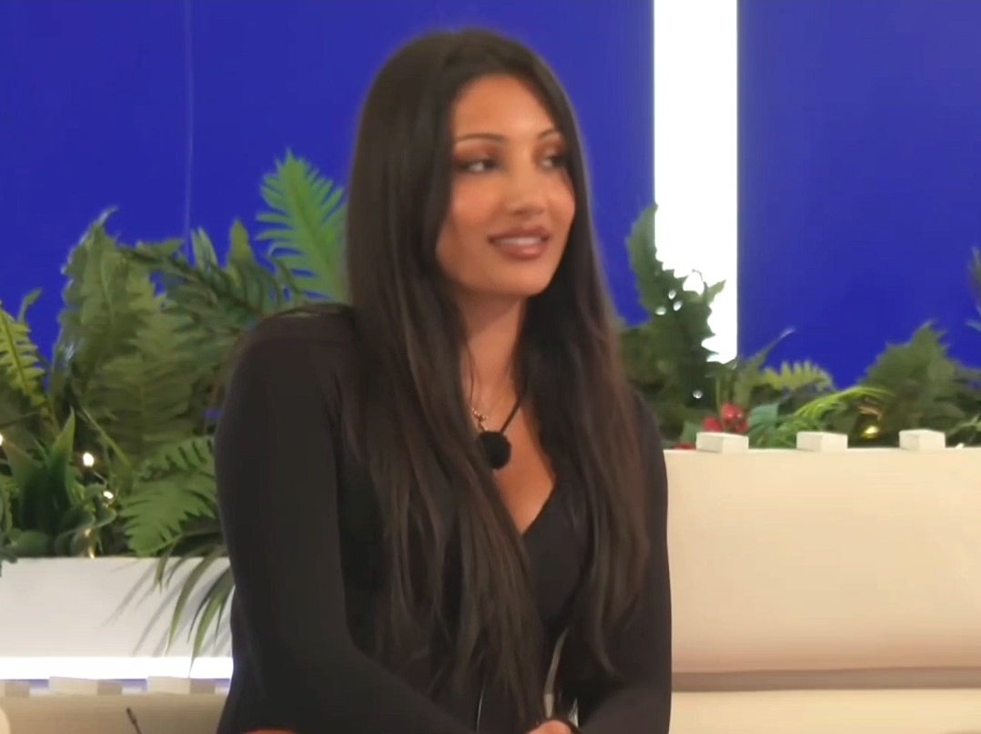 riya tweet media