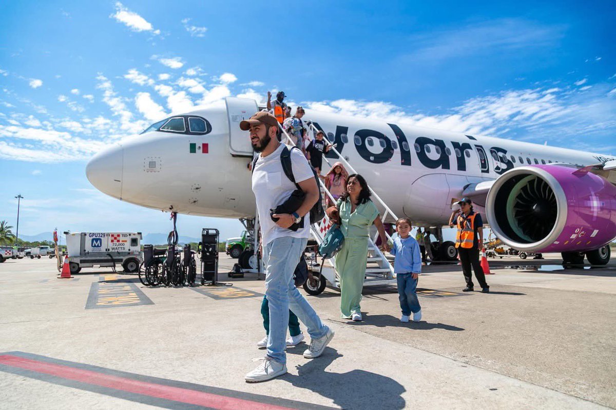 EvelynSalgadoP's tweet photo. ¡Seguimos fortaleciendo la conectividad de Guerrero! ✈️ Así recibimos los primeros vuelos Volaris de las nuevas rutas Querétaro–Acapulco y Puebla–Zihuatanejo, conexiones que a partir de hoy acercan a más visitantes a nuestros destinos turísticos y abren nuevas oportunidades para el desarrollo económico de nuestras  regiones. (1/2)