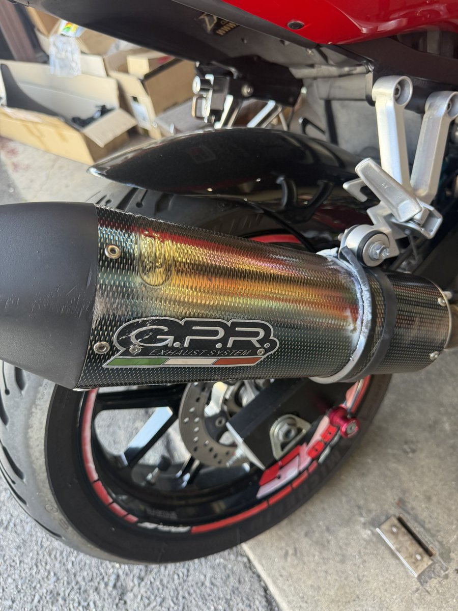 650syr25's tweet photo. とりあえず
バイクは入院させてます
カーボンがカラフルに……
原因分かって治ってるけど……

そんな時期よね笑

人間もたまに故障するし笑

今年終われば厄年終了だー！
頑張れ私ー笑 https://t.co/kLhPYcOPJN