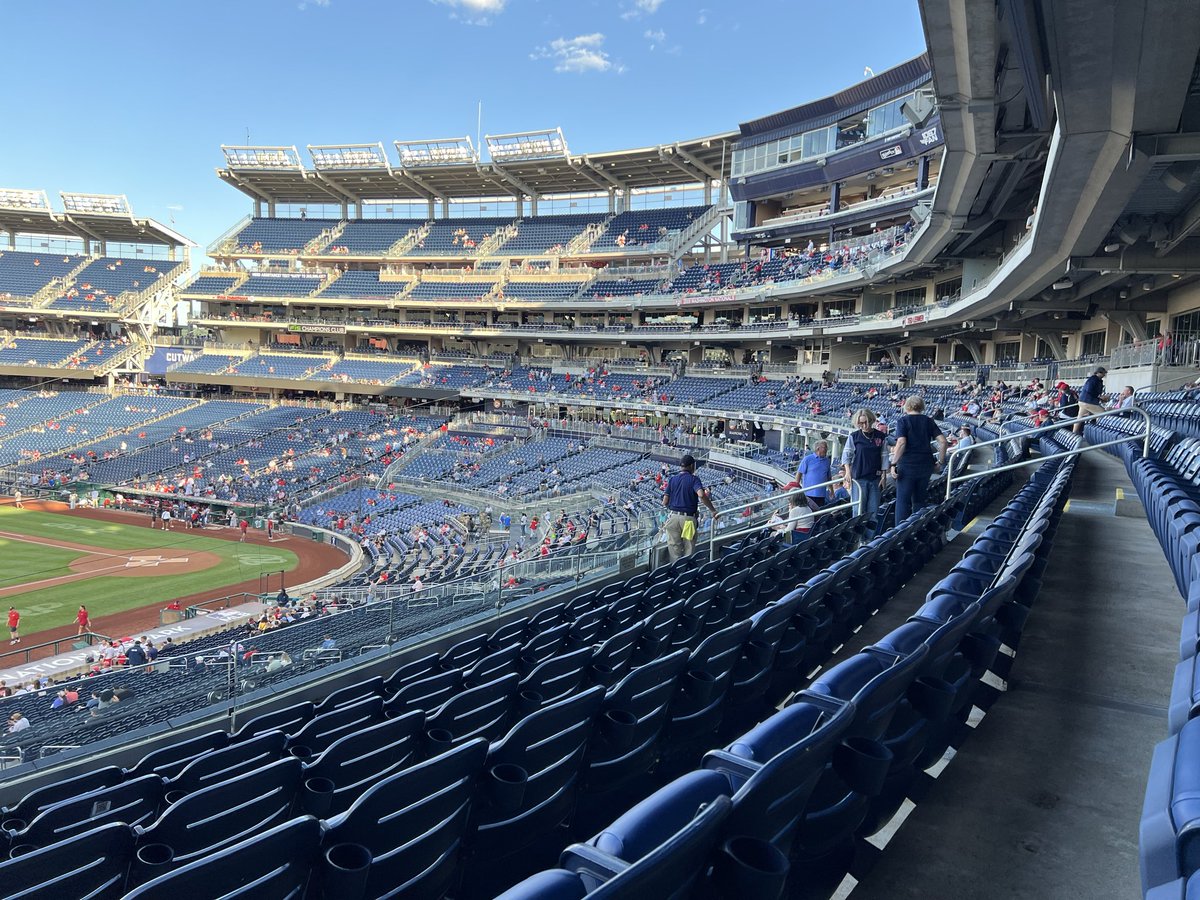 Raprasrav's tweet photo. Different view at tonight’s game https://t.co/v4EXpqBBC1