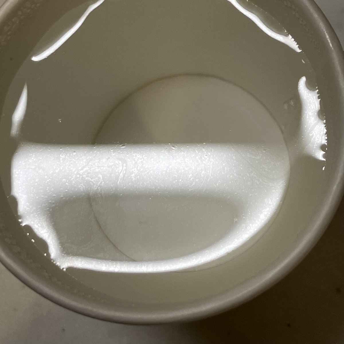 eric102sq's tweet photo. 飲料用の紙コップにポリエチレンラミネート加工されているのに蝋を塗布するはずがない…お湯入れたら浮き上がって見えるのでは？

結果
何が浮き上がってるんですかこれは
在庫にあった他の紙コップ（右）は浮き上がりなし

調色での使用は自己責任なのでともかく
飲料用として大丈夫なんですかこれ… https://t.co/iEJWixmeNa