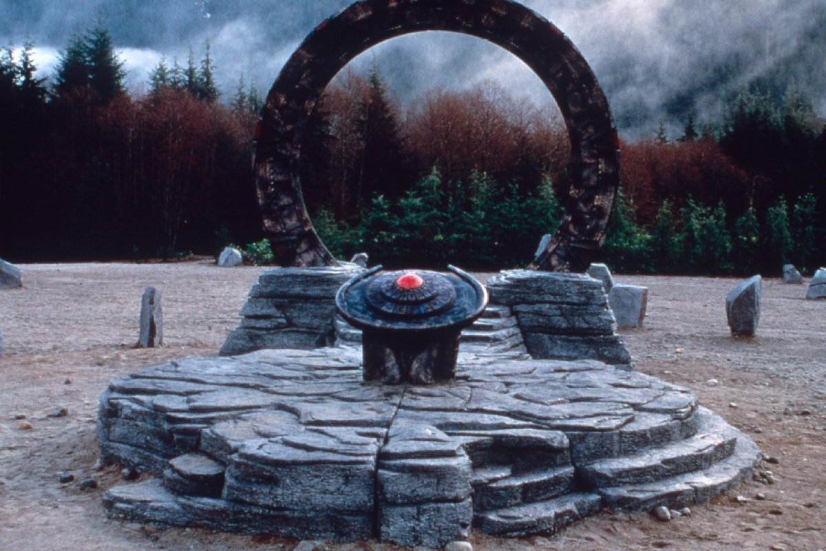 BDSnewsoficial's tweet photo. 🚨 Não vem mais aí! O projeto da nova série da franquia Stargate foi descartado pelo Prime Video e não está mais em desenvolvimento.

Os executivos da Amazon acharam que a visão do criador não agradaria o público em geral, ficando presa apenas aos fãs da franquia.

via Variety https://t.co/oSGr7yRCCs