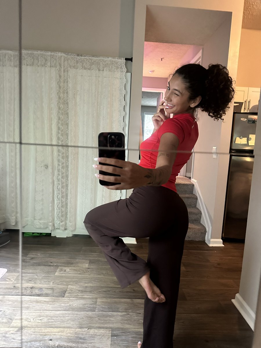 spoilseranee's tweet photo. anywayyyyyssss I heard u like gym brats https://t.co/Bs2cX5AITz