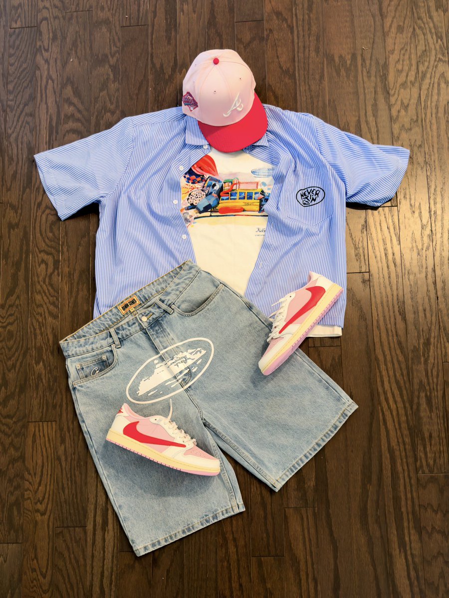 taylormadegq's tweet photo. travis tuesdays 🌴🦩👟🌸 https://t.co/XKdcBo2bn4