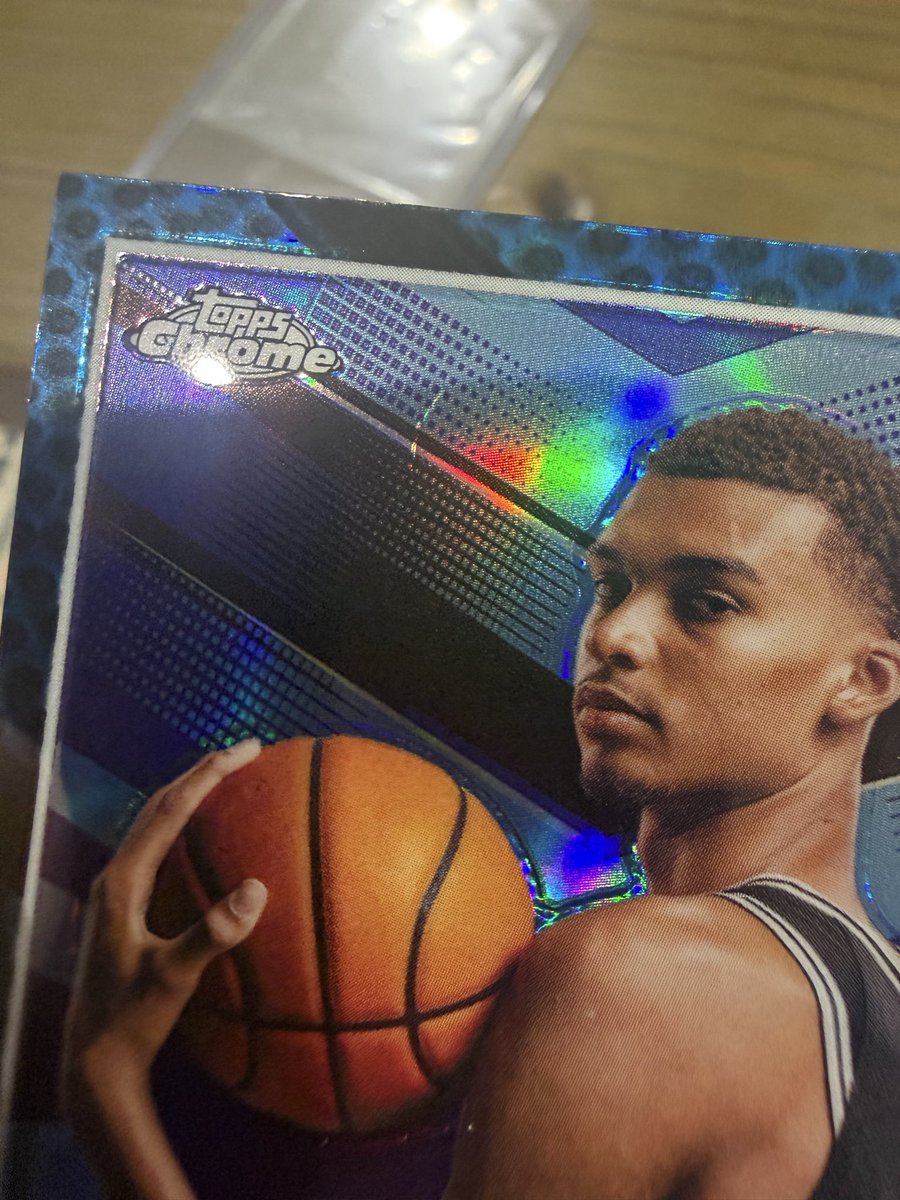 DMJ32's tweet photo. @cardboardbst $180 Shipped BMWT

2023-2024 topps chrome blue basketball refractor RC! 

Card has a small blemish factory mark through the chromium finish between the head and topps chrome logo. I have captured it in the photos please refer.. thank you! https://t.co/Sx6aW3eUYz