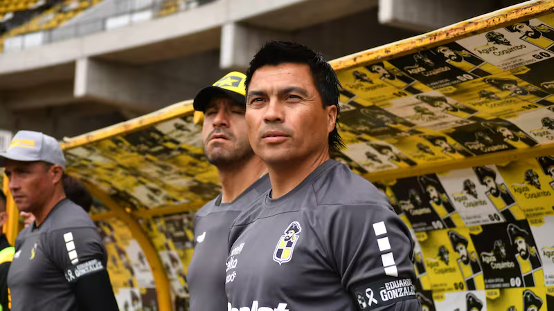 GGutierreZarzar's tweet photo. Hace aproximadamente un año, Esteban "Chino" González decía que nadie salía campeón ni descendía en la fecha 13 y que el tiempo iba a decir para qué estabámos hecho. Frase que se tradujo después en el "Paso a Paso", "Partido a Partido" #FuerzaYCoraje💪@coquimbounido💛🏴‍☠️🖤 https://t.co/uQHhiPzUMk