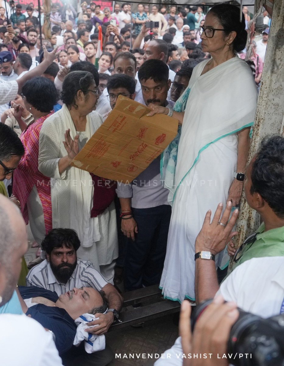 ManvenderVLav's tweet photo. TMC chief and former West Bengal Chief Minister Mamata Banerjee fans party leader Kunal Ghosh after he felt unwell during the dharna protesting alleged post-poll attacks on party workers, in Kolkata.

PC @PTI_News /@ManvenderVLav 

#tmcdharna #mamatabanerjee #kunalghosh https://t.co/bcgFkEPu1X